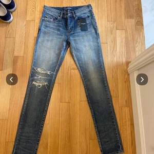 Saint laurent jeans - Säljer dem för använder aldrig de. Dem är helt nya! Med tags. Nypris 5.9