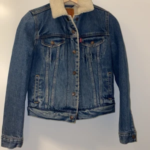 Levis jacka  - Jacka från Levis i Teddy material storlek xs, aldrig använd ordinarie pris 999 säljes för 400