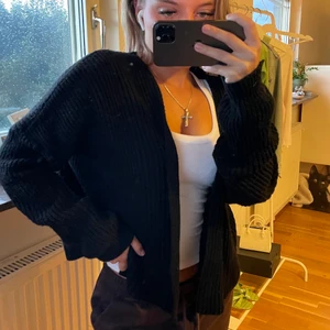 Stickad cardigan  - Mysig stickad cardigan från boohoo i storlek S/M, inga defekter. Frakt tillkommer, meddela vid frågor eller intresse 🤎