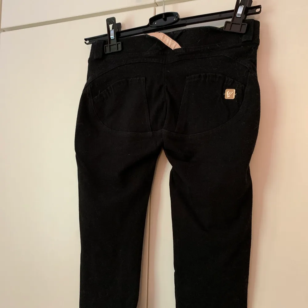 Svarta WR.UP jeans, low waist (använd fåtal gånger)!🌼 Frakt tillkommer😊. Jeans & Byxor.