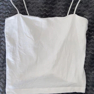 Linne - Ett fint vitt linne från Ginatricot. Använd ett fåtal gånger.    Stl: S, pris: 50kr+frakt