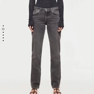 Zara lågmidjade jeans - Har dessa slutsålda eftertraktade zara jeans  i storlek 40! Dom är i jättefint skick, knappt använda, då jag har två par. Låg midja. (ganska små i storlek)