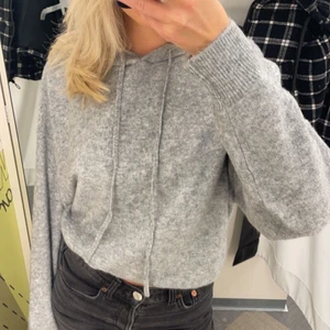 Stickad hoodie  - Säljer min fina stickade hoodie från lindex. Slutsåld i alla stolekar på nätet och i butik, väldigt eftertraktad. Säljer då den inte kommer till användning. Den är bara testat och lappen är kvar. 