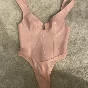 Body från house of cb.  - Rosa body från house of cb storlek s. Aldrig använd. 