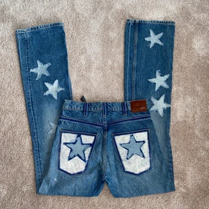 STJÄRNJEANS ZARA💙 - Halloj! Jag säljer dessa skitsnygga jeans med stjärnor!! Jeansen kommer i början från Zara och är midrise i ”Vintage Flare” modellen. Jag köpte dem av en annan tjej på Plick som hade sytt på stjärnorna, men säljer vidare då dem var för långa för mig (är 160). Dem är i storlek 34 men skulle säga att det är mer 36-38. Hör av er om ni är intresserade/ har frågor!💙💙💞