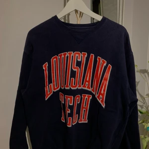 Sweatshirt  - Köpt seconhand och tyvärr lite sprucken i trycket men inte nopprig alls. Oversized i modellen