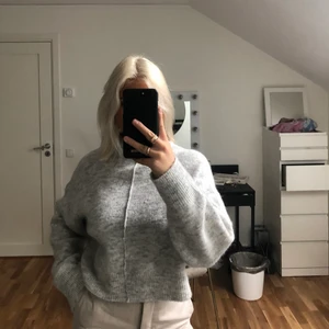 Ljusgrå stickad tröja  - En ljusgrå stickad tröja från Gina , storlek xs men passar även s , använd 2-3 gånger 