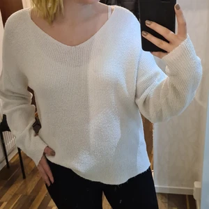 Stickad tröja - Tröja som är i gott skick från VeroModa. Säljes för 50kr vid upphämtning.