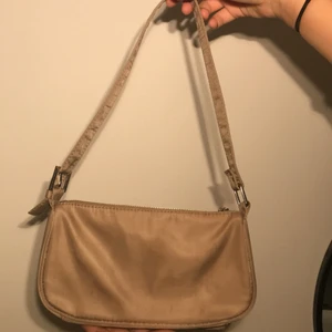 Axelväska - Biege axelväska från bikbok använd fåtal gånger, nypris: 600kr och säljer den nu för 200kr+frakt, endast seriösa!🎀