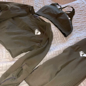 Womens best träningsset - Ett träningset ifrån womens best i fint skick! Storlek S i tröja & byxor, xs i topp