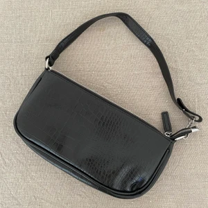 Baguette väska - oanvänd  - Klassiks svart ”baguette” väska. Aldrig använd 