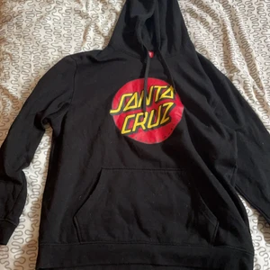 Santa cruz hoddie  - En svart santa cruz hoddie i fint skick