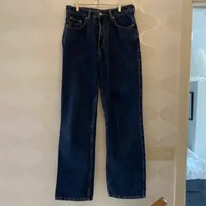 Fina weekday jeans i bra skick. Modellen är Row win blue och jeansen är raka. Nypris: 500kr.✨✨ Köparen står för frakten.