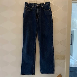 Mörkblå Weekday jeans - strl.30/30 - Fina weekday jeans i bra skick. Modellen är Row win blue och jeansen är raka. Nypris: 500kr.✨✨ Köparen står för frakten.
