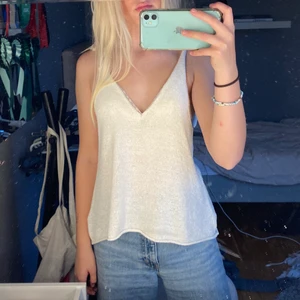 Supersnyggt stickat linne😍 - Säljer detta ascoola stickade linnet ifrån hm❤️köpte i somras men har inte kommit till andvändning❤️nypris är 149 och jag säljer för 50 + frakt på 66kr😍strl xs men skulle säga att den passar s bättre då den är rätt oversized❤️