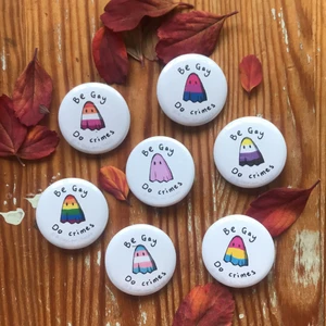Be gay do crimes pins - Spooky queer pins! Kan det bli bättre? Dessa kommer tillbaka i höst lagom till halloween 🎃 👻