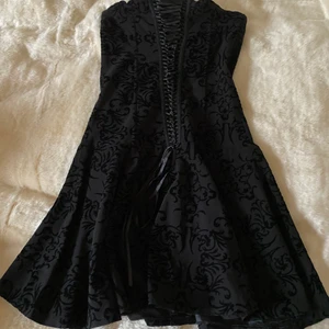 Korsettklänning - Korsettklänning. Väldigt kort. 