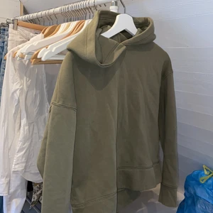 Zara hoodie strl S - Militärgrön hoodie. Bra skick. 