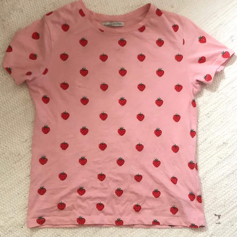Rosa T-shirt med jordgubbar på! Bra skick 🍓✨. T-shirts.