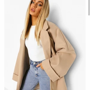 Oversize jacka <3 - Säljer min helt nya kappa från missguided då den är för oversize för min stil tyvärr. Storlek 38, skriv om jag ska skicka mina egna bilder på kappan! 🌸🌸