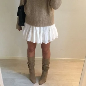 Mockastövlar - INTRESSEKOLL på mina mockastövlar från zara nypris ligger runt 1200. Skriv gärna vad ni hade kunnat tänka er betala för de💘💘 strl 39 men de skulle passa en 38 också högsta bud ligger på 970 + frakt 📦 