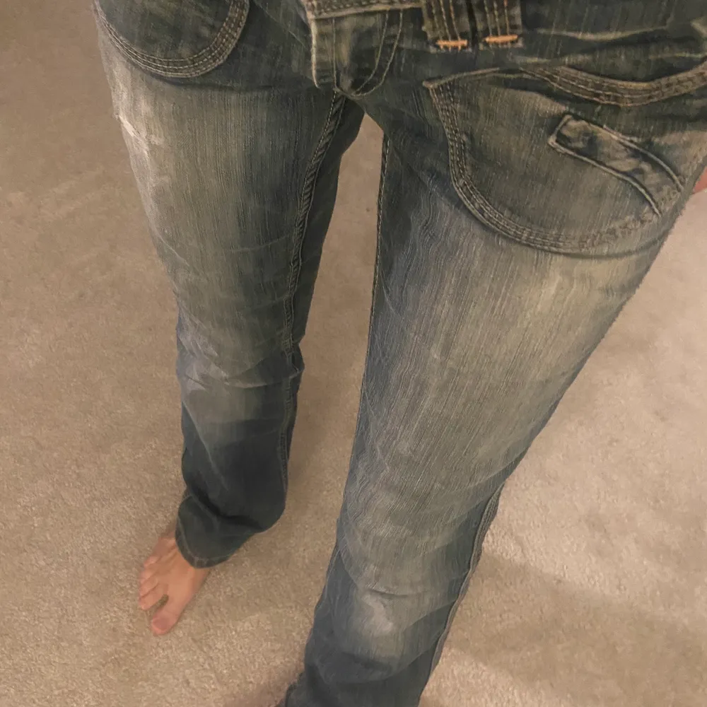 Säljer dessa vintage lågmidjade jeans från chiq. Säljer dessa för det inte kommer till andvändning. Skicket på dom är som nya det är inga slitningar alla och jeansen är i bra skicka. Jeansen är vida ner till så bootcut. Pris kan diskutera. Jeans & Byxor.