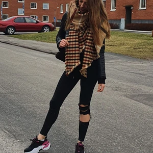 Stor rutig halsduk - Stor och skön halsduk med olika rutmönster 💕 29 kr + 66 kr frakt. Samfraktar vid köp av flera varor 📦🥰