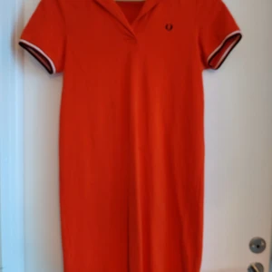 Pikéklänning från Fred Perry  - Kort, rak klänning i pikémodell. Aldrig använd så i nyskick. 