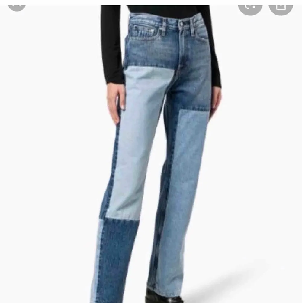 W26 L 30, perfekt längd på mig som är 169 cm lång. Väldigt snygga patchwork Calvin Klein jeans.. Jeans & Byxor.