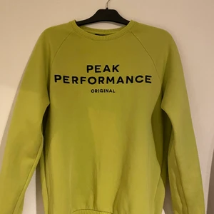Peak performance tröja  - Säljer min peak performance tröja storlek L men kort i modellen så passar även M 