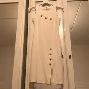 Vit klänning Stl S - Vit klänning som passar bra för studenten🤍🤍, har används endast en gång. Den är storlek S (bodycon dress) vilket sitter tajt på! Den är köpt från bubbleroom.