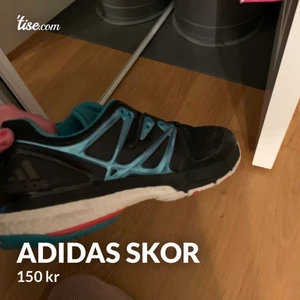 Adidas skor - Bra om man ska typ träna inne eller något, märket är adidas 