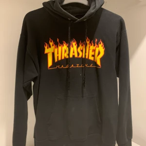 thrasher hoodie - min älskade thrasher hoodie som inte används längre. verkligen favorit tröjan och varit så länge. storlek S köpt för 1000kr från junkyard. säljer nu för 500kr +frakt. en liten plats sak på ena snöret är inte kvar men det står absolut ingenting 💗💗