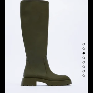 Zara stövlar  - Säljer dessa stövlar som är helt slutsålda från Zara. Varit helt slutsålda ett bra tag, storlek 37. De är helt oandvända med prislapp och tags kvar! Modellen heter ”RUBBERISHED FLAT BOOTS”. De är som sagt helt nya med prislapp kvar!  Färgen är KHAKI grön