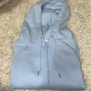 Zip hoodie  - En fin ziphoodie som inte kommer till någon användning något mer, jättefin färg 🌎🌊🧿💙💙🌀