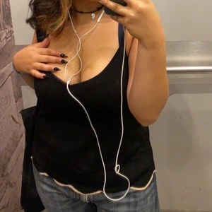 svart linne - svart linne/topp som är skit snygg å har bästa kvalite!!!!😊😊😊