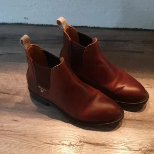 Gant skor strl 37 - Säljer ett par väldigt fina Gant skor. Tyvärr var det fel strl😔. Nypris 1990.Köparen står för frakten.  