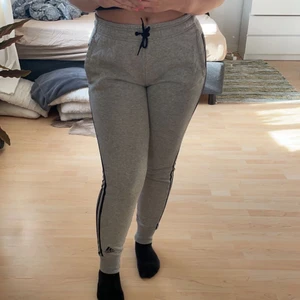 Adidas mjukis  -  Grå Adidas mjukis byxor med svarta streck. Storlek S. 