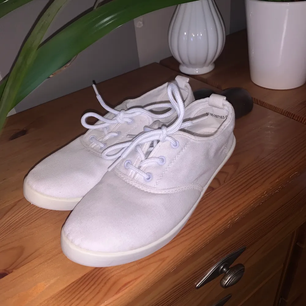Gratis frakt! Säljer dessa vita fina skor då de aldrig används. Använda Max två gånger och därmed inte min stil så säljer vidare och hoppas att någon annan kan få de till användning! De är i ett jätte fint skick och om Tvätt önskad innan frakt så går de bra! Betalning sker via Swish och står inte för postens slarv! Mvh Angelinaferm . Skor.