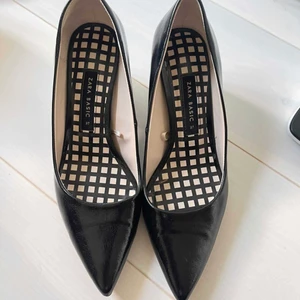 Skor 200kr - Säljer dessa skit snygga skor från zara, dom är för små för mig därav säljer jag dom. Dessa skor är i storlek 37 och har en klack på 5-6 cm