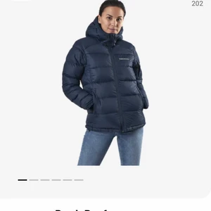 Peak performance - Säljer min vinterjacka ifrån peak, ser ny ut! Tjockaste modellen, nypris 3799kr💕 funkar som vinterjacka och skidjacka! 