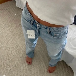 Mid Rise jeans zara - Säljer då dem ej kommer till användning, slutsålda 