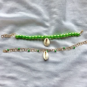 Armbandet med snäckor  - Dessa handgjorda armbanden ska vara nickelfria. Justerbart med klolås och bindringar. Armband 1 kan även göras i blåa pärlor istället för gröna pärlor. Undvik kontakt med vatten och vätskor!! Betalning sker via Swish.  35kr/st +frakt eller båda för 60kr frifrakt. Kontakta vid intresse, frågor eller tydligare bilder! 💞 