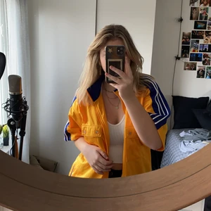 Adidas tröja - Hej säljer denna Adidas vintage tröjan som jag själv köpt på second hand för ett tag sen. Kommer ej till användning men är i jättefint skick