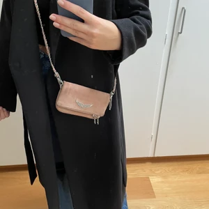 Zadig & Voltaire väska  - Säljer min lilla zadig väska i en rosa beige färg i mocka. Den har effekter på baksidan o lite därframme på grund av att den färgats av kläderna. Dustbag, kvitto och lappar följer med. Frakt tillkommer Skriv vid fler bilder eller vid frågor 
