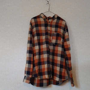 Skjorta HM  - Skjorta från HM divided strl 38 lite oversize. Fint skick. 