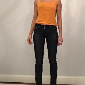 Marinblå jeans. Storlek 26/30 - Storlek 26/30. Marinblå jeans. Märke Nuder Jeans co. Superskönt. Använt sparsamt. Nypris: ca 1500kr. Ditt pris: 350kr. Du står för frakt.  