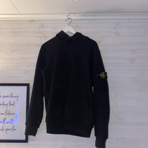 Stone island hoodie storlek M -  Stone island hoodie i storlek m kvitto o låda finns kvar som  jag fick när jag köpte hoodien  hoodien är köpt i sommras så inte så gammal inget  fel alls   
