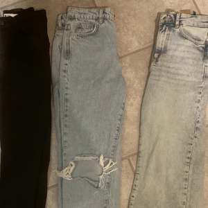 Jeans - Säljer lite olika jeans i bra skick! Alla från gina tricot. Priset diskuteras i DM. Första paret: storlek XS, Andra paret: storlek 32, tredje paret: storlek 32. Både blåa jeansen är köpta för 500/600 och de svarta minns jag inte men det var förmodligen lite mindre. Vid köp av flera par blir det billigare❤️ Frakten kommer att bli dyrare om du vill köpa flera