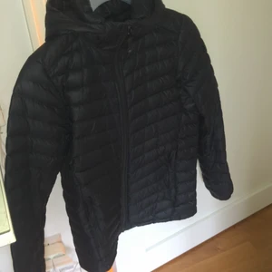 Peak performance jacka - Storlek 160,  passar tjej/kille!! Den sitter som en S/XS❤️ett litet litet hål på armen men absolut inget man ser! Skickar hålet till er privat då det ej får plats med fler bilder! Köptes för 1800, säljer för 1000 pga de lilla hålet!❤️